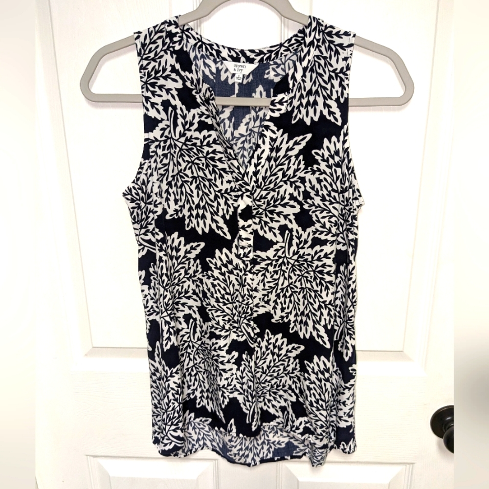 CROWN & IVY Pullover Sleeveless Rayon Lightweight v-neck Blouse Size Small EUC